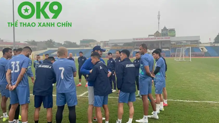 HLV Popov đến sân chia tay các học trò, sau khi thông báo rời CLB. Ảnh: CĐV Bóng Đá Đông Á Thanh Hóa HLV Popov đến sân chia tay các học trò, sau khi thông báo rời CLB. Ảnh: CĐV Bóng Đá Đông Á Thanh Hóa