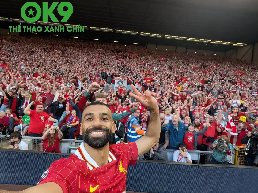 Salah ăn mừng chức vô địch với CĐV Liverpool